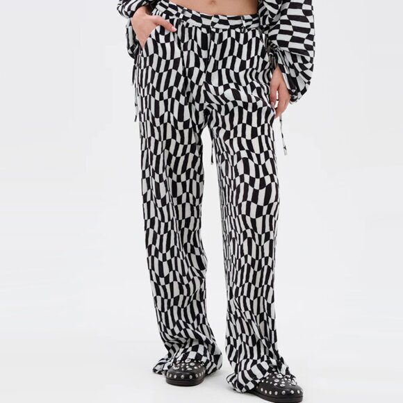 Akira Bari Checkered Plisse Trouser and Cropped Top Set - Picture 6 of 8